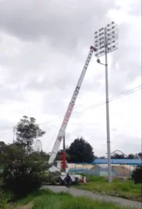 Poste con canasta de mantenimiento para soportar 30 reflectores