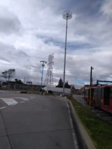 Poste de gran altura con canasta de mantenimiento