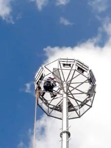 Poste de gran altura con canasta de mantenimiento